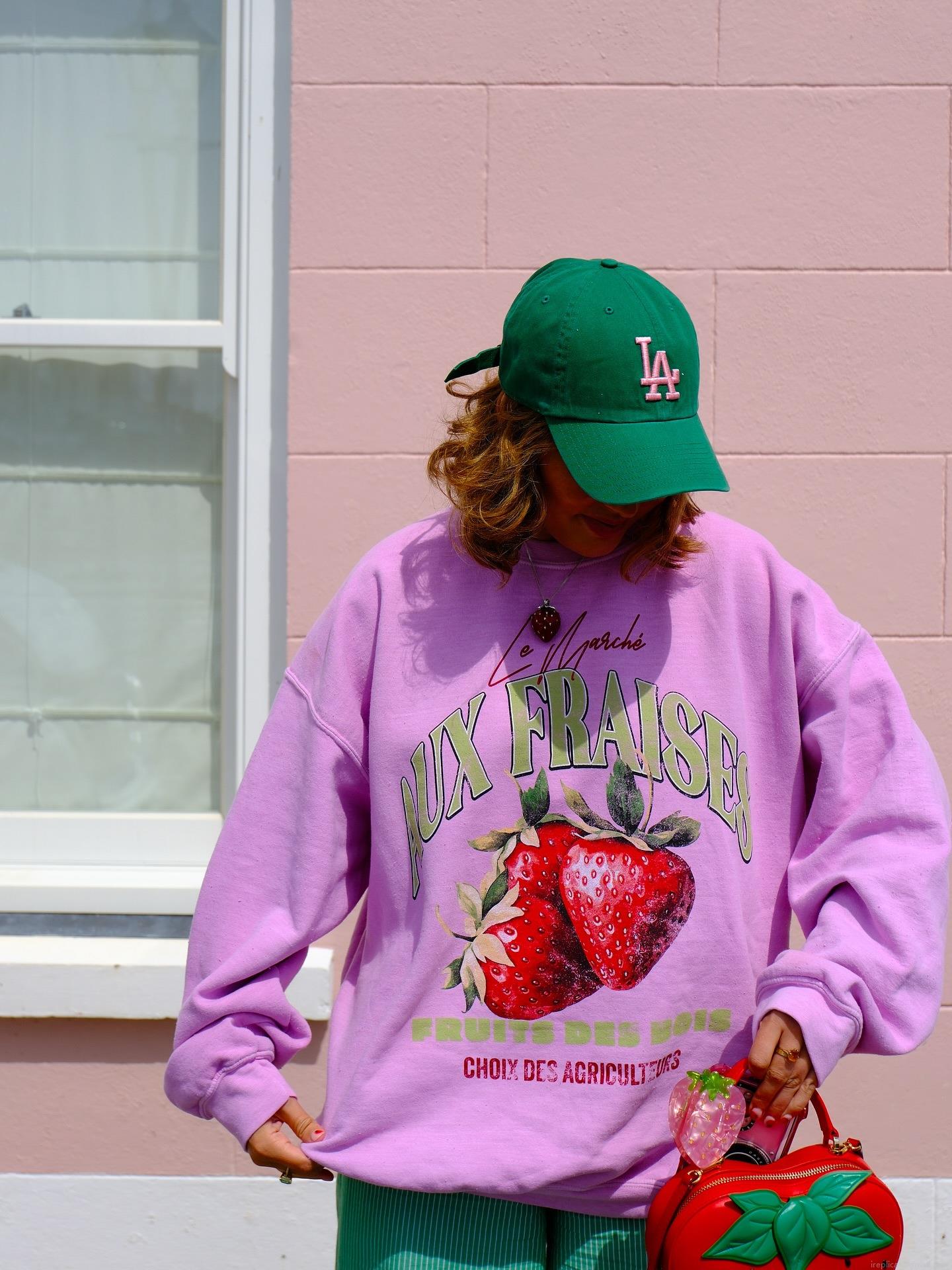 Women's Loose Cotton Blend Sweatshirt Strawberry Print French Letter Crew Neck Long Sleeve Pullover Tops Casual Streetwear Fall Fashion